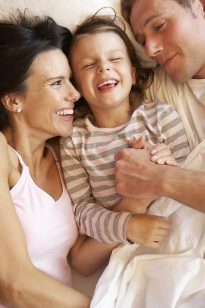 Relajación familiar en la cama — Foto de Stock