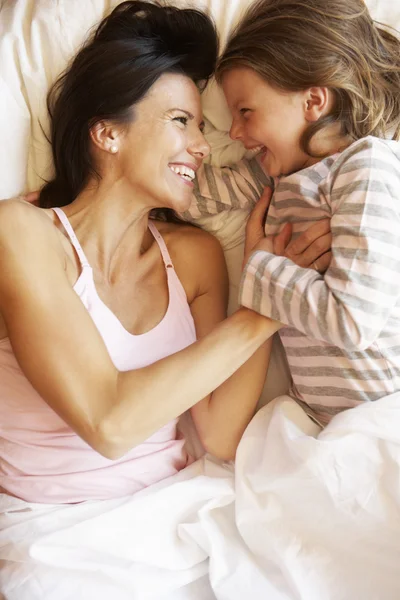 Madre e hija relajándose en la cama —  Fotos de Stock