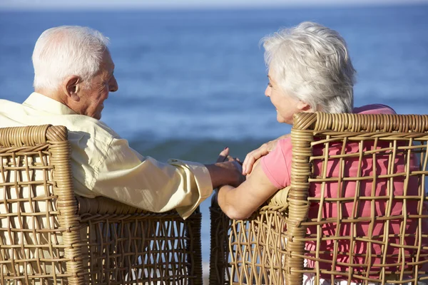 Senior paar ontspannen op het strand — Stockfoto