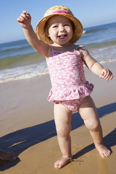 Menina jogando na praia ensolarada — Fotografia de Stock