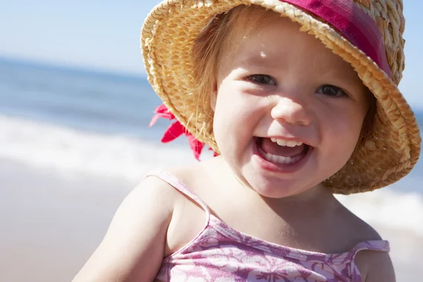 Ragazza che gioca sulla spiaggia soleggiata — Foto Stock