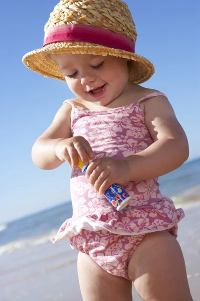 Jong meisje spelen met bubbels — Stockfoto