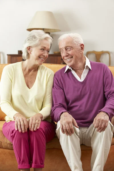 Gelukkige zoekt Senior paar — Stockfoto