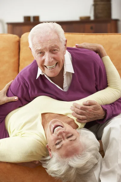 Romantica coppia di anziani a casa — Foto Stock