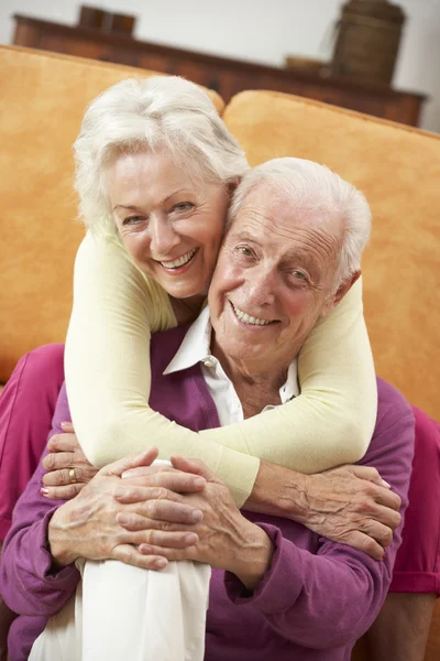 Романтическая старшая пара расслабляется дома — стоковое фото