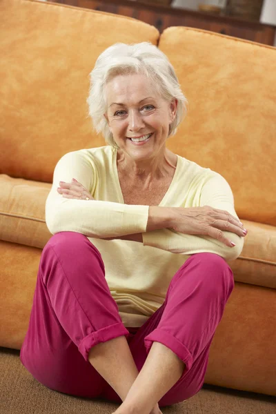 Mujer mayor relajándose en casa — Foto de Stock