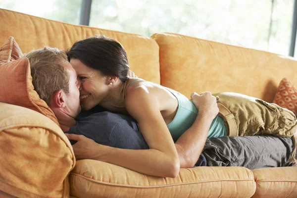 Romantický pár leží na pohovce — Stock fotografie