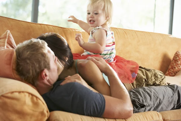 Famiglia sdraiata sul divano di casa — Foto Stock