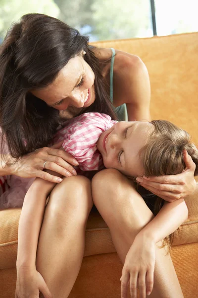 Müde Tochter ruht auf dem Schoß der Mutter — Stockfoto