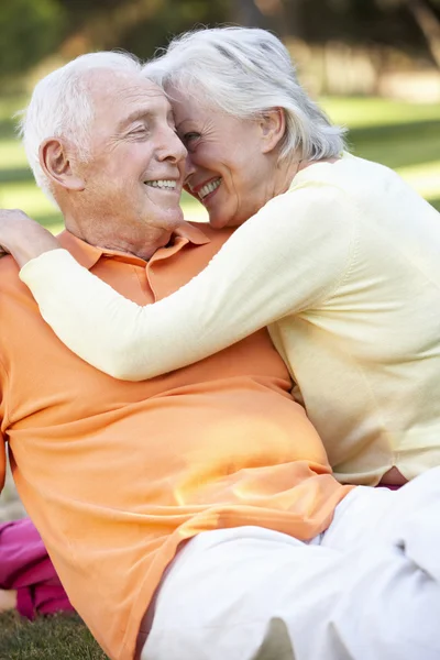 Романтическая старшая пара в парке — стоковое фото