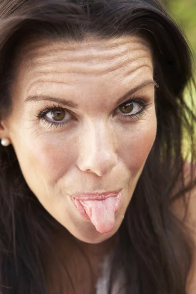 Mujer sobresaliendo lengua — Foto de Stock