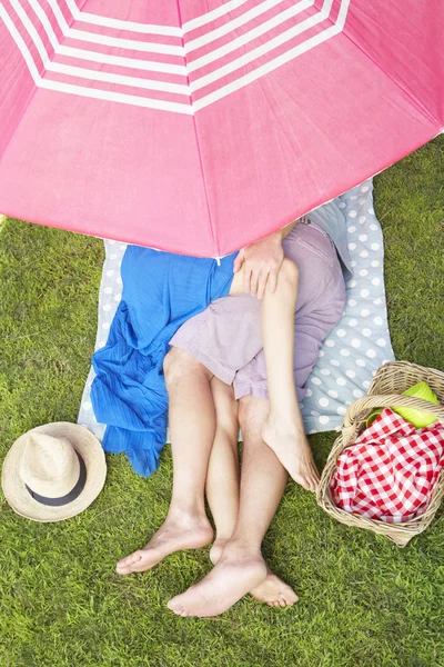 Pareja disfrutando de un picnic juntos — Foto de Stock