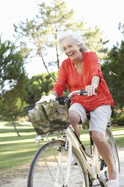 Mujer mayor disfrutando del paseo en bicicleta — Foto de Stock