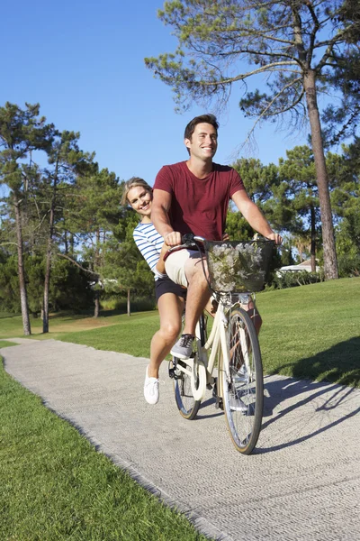 Casal desfrutando passeio de ciclo — Fotografia de Stock