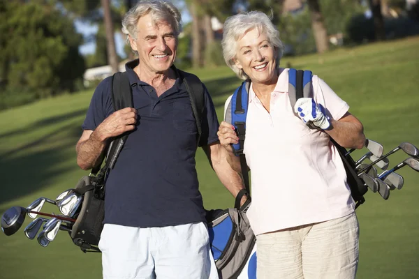 Casal sênior desfrutando de jogo de golfe — Fotografia de Stock