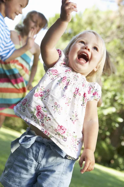 Groep kinderen spelen In de tuin — Stockfoto