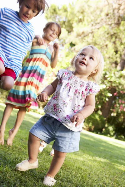 Groep kinderen spelen In de tuin — Stockfoto