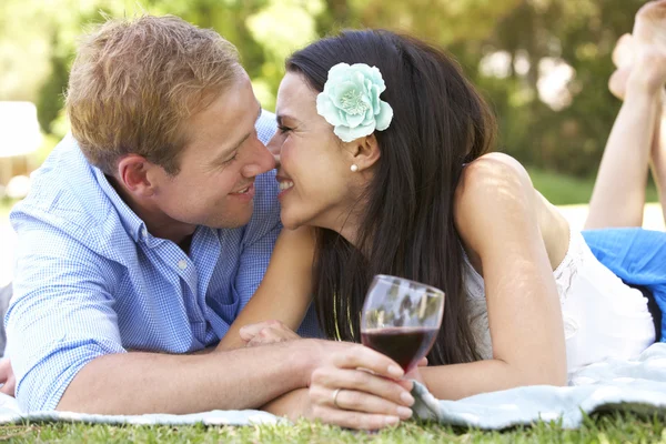 Casal desfrutando piquenique juntos — Fotografia de Stock