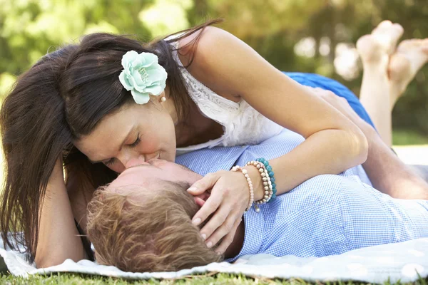 Coppia romantica nel parco — Foto Stock