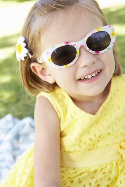Ragazza con gli occhiali da sole — Foto Stock