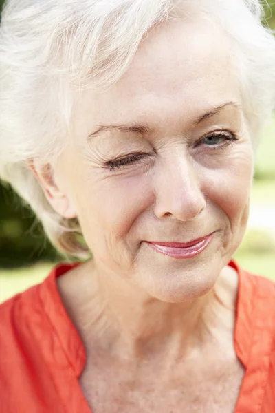 Winking Senior kvinna — Stockfoto