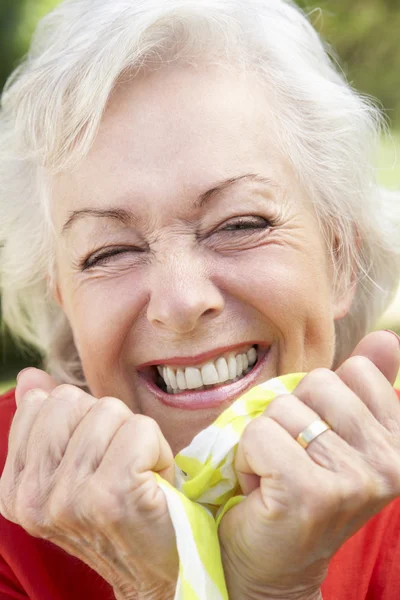 Lachende senior vrouw — Stockfoto