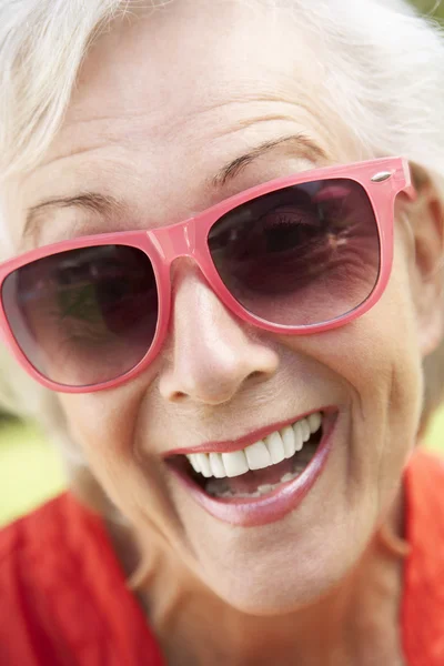 Sonriente mujer mayor usando Sung — Foto de Stock