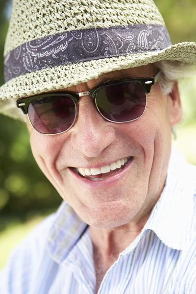 Homme âgé souriant avec chapeau de paille — Photo