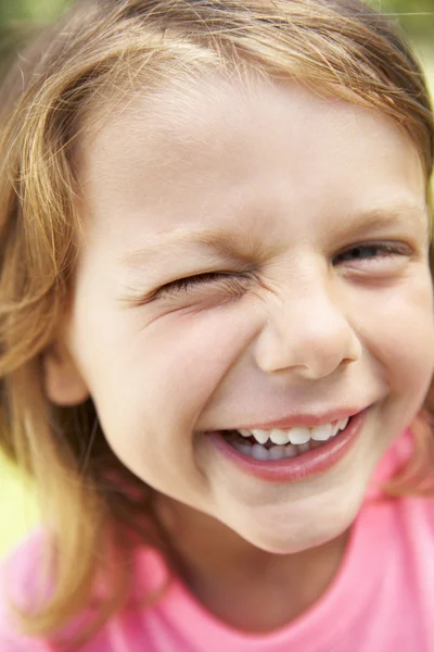 Winking tjej tittar på kameran — Stockfoto