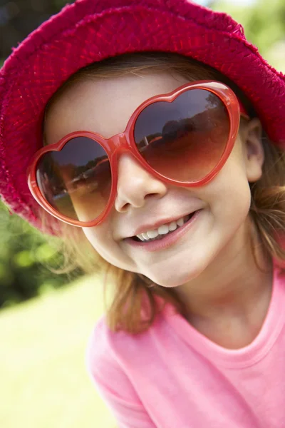 Κορίτσι φοράει ροζ ψάθινο καπέλο — Φωτογραφία Αρχείου