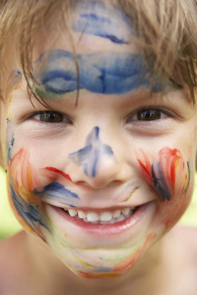 Pojke med målat ansikte — Stockfoto