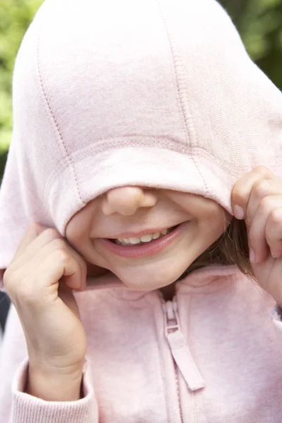 Девочка, прячущаяся в капюшоне — стоковое фото