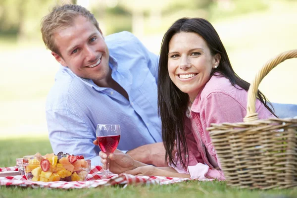 Casal desfrutando piquenique juntos — Fotografia de Stock