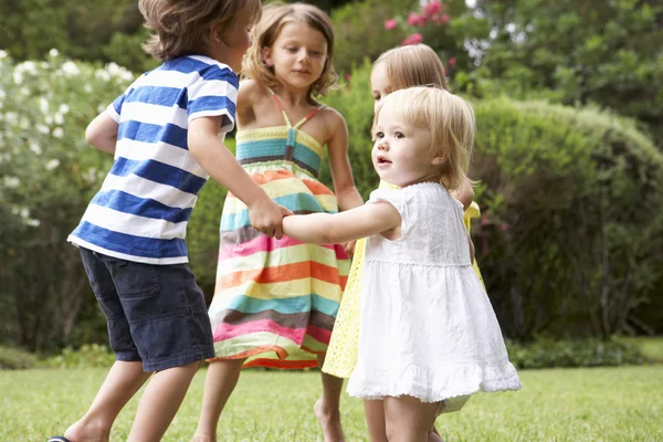 Grupo de crianças brincando juntas — Fotografia de Stock