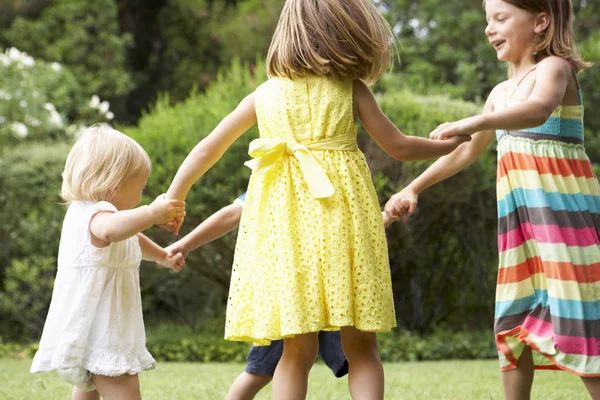 Grupa dzieci bawiących się razem — Zdjęcie stockowe