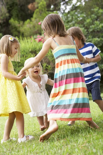 Groep kinderen samenspelen — Stockfoto