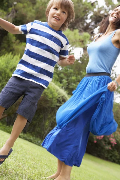 Mãe e filho brincando juntos — Fotografia de Stock