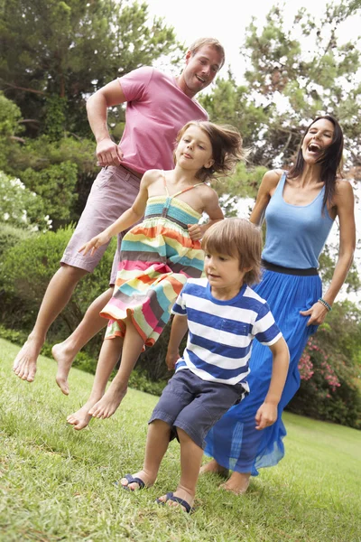 Familia jugando juntos — Foto de Stock