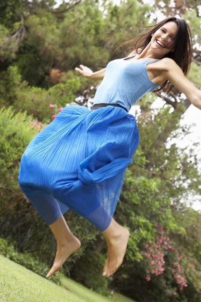 Energieke vrouw springen — Stockfoto