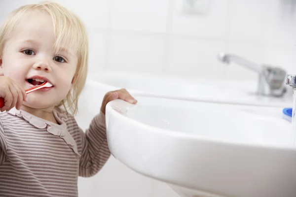 Chica cepillarse los dientes —  Fotos de Stock