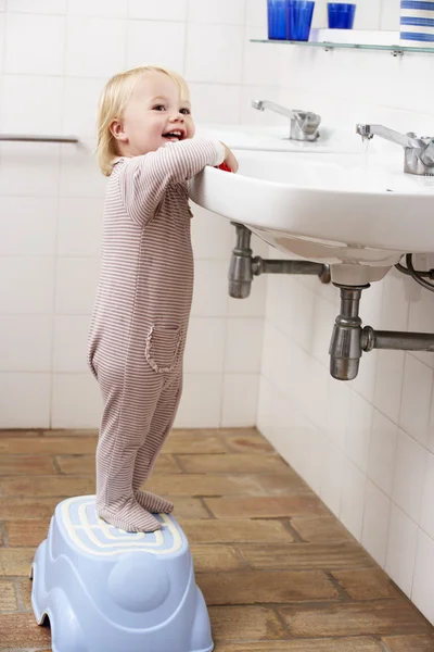Dziewczyna mycie zębów — Zdjęcie stockowe