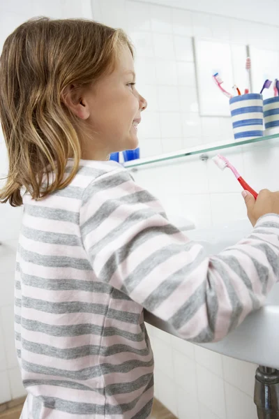 Dívka v koupelně čistit zuby — Stock fotografie