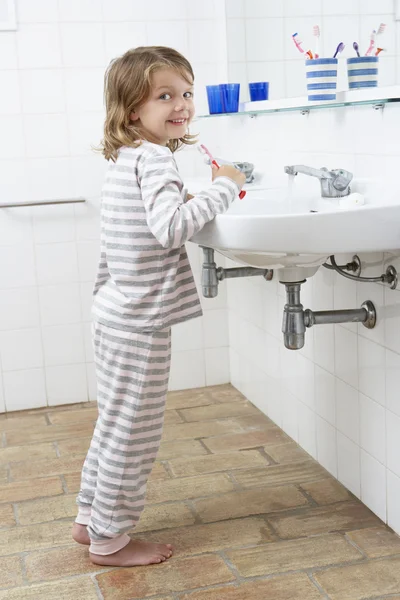 Ragazza in bagno lavarsi i denti — Foto Stock