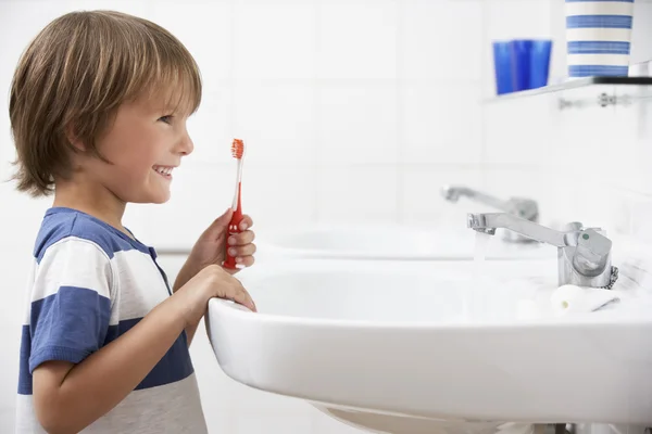 Niño cepillando dientes —  Fotos de Stock