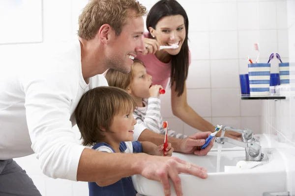 Familjen borsta tänderna — Stockfoto