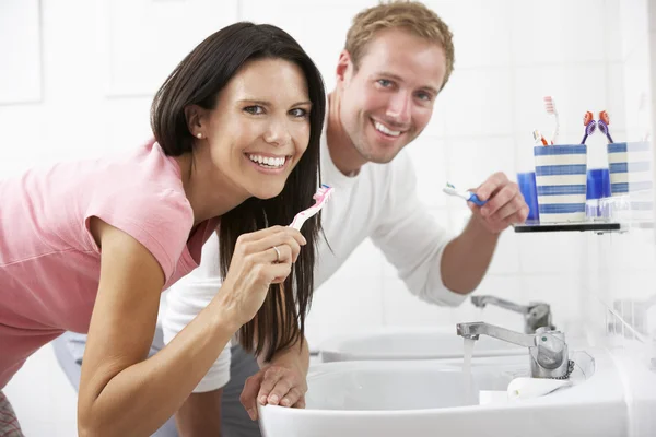 Dişlerini fırçalayan çift. — Stok fotoğraf