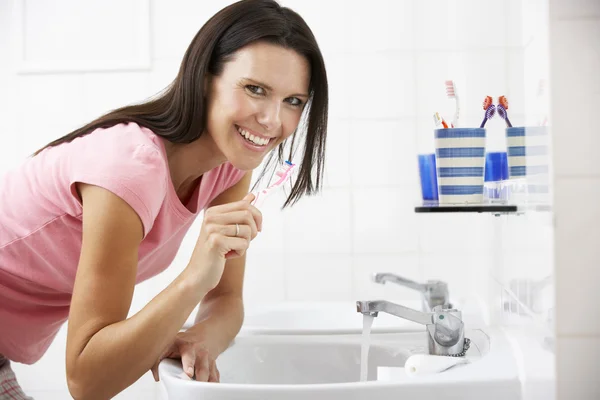 Vrouw in badkamer tanden poetsen — Stockfoto