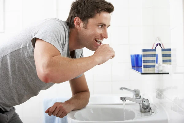 Hombre cepillarse los dientes — Foto de Stock