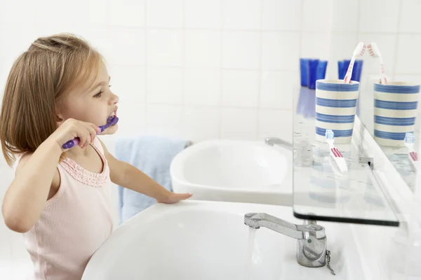 Chica cepillarse los dientes —  Fotos de Stock