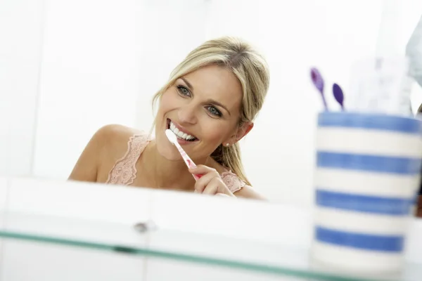 Woman In Bathroom Brushing Teeth — Stock Photo, Image